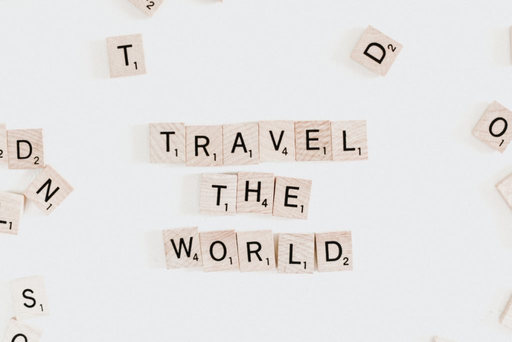 lettres de scrabble arrangé en mot Travel The World