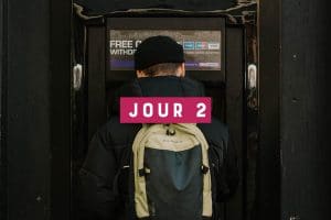 Jeune backpacker qui retire de l'argent dans un automate en Australie