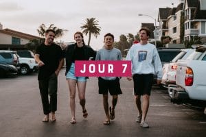 Groupe de jeunes colocataires en Australie qui marche ensemble et sourit