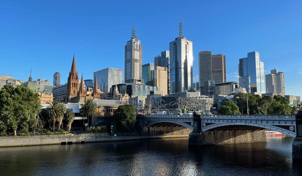 Vue sur le quartier de Southbank, ses immeubles et la Yarra River à Melbourne en Australie