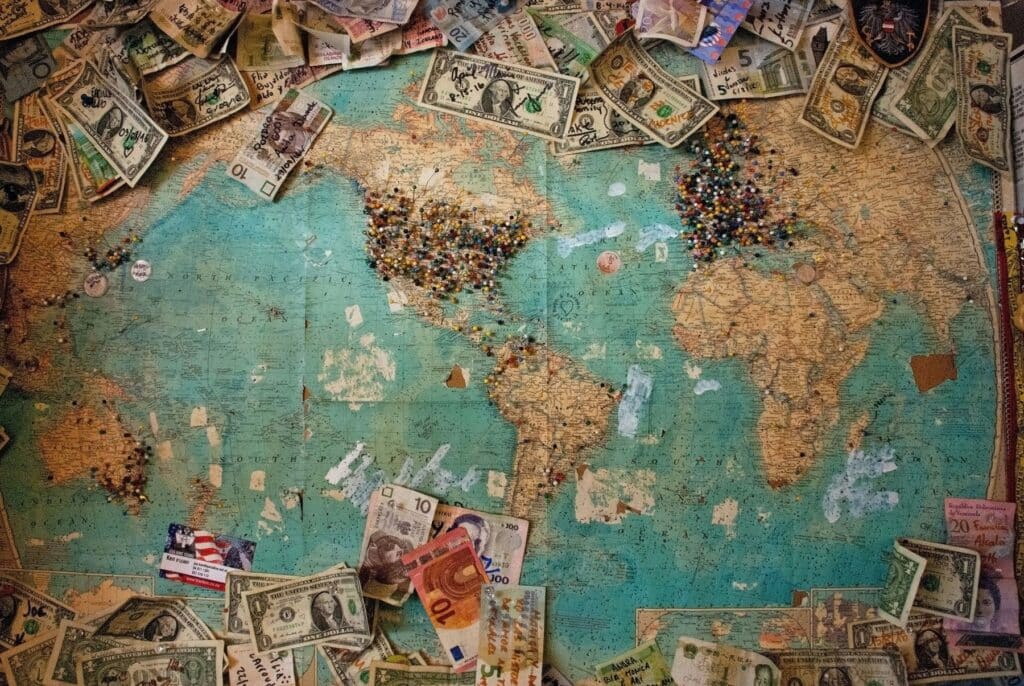carte du monde avec différentes devises pour son transfert d'argent à l'international