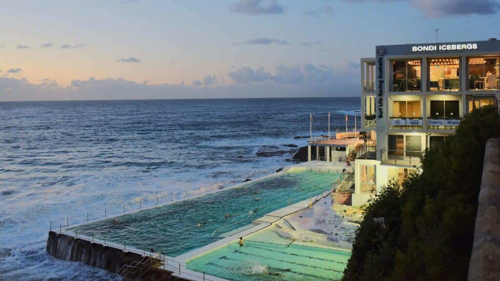 vue sur la célèbre piscine "Bondi Icebergs" située en bord de mer à Bondi Junction Sydney Australie
